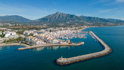 vista de puerto Banús en un bonito día azul de costa de Marbella, Andalucía	 - obrazy, fototapety, plakaty
