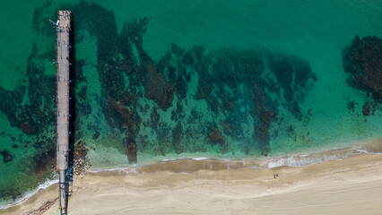 embarcadero en una playa de la ciudad de Marbella en la Costa del Sol, Espa&ntilde;a	