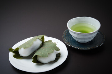 子孫繁栄の縁起をかついで、端午の節句に供えられるかしわ餅と日本茶