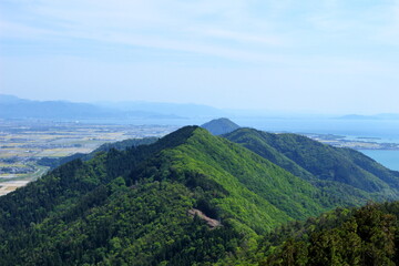 稜線を境に色が異なる鮮やかなコントラストの山