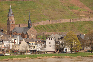Winzerort Hatzenport an der Mosel; Blick zur Pfarrkirche St. Rochus