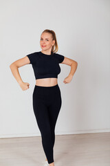 Obraz premium woman engaged in sports warm-up exercise gym