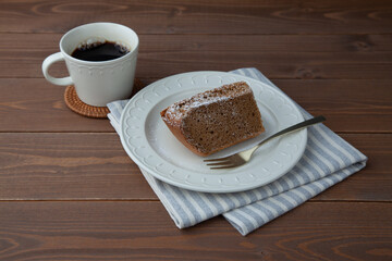 コーヒーシフォンケーキ 木のテーブル