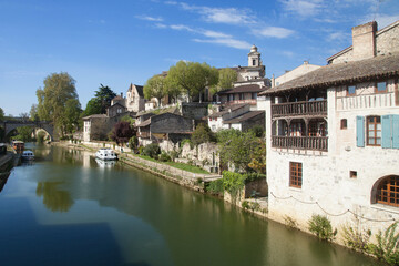 Fototapeta na wymiar La rivière la Baïse traversant la ville de Nérac dans le Lot-et-Garonne