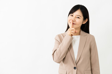 口に指を当てる若い女性　ビジネスイメージ