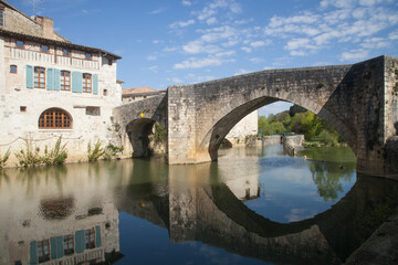 Fototapeta na wymiar Pont et maison se reflétant dans la rivière la Baïse à Nérac (Lot-et-Garonne)