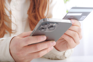 クレカ情報を入力する女性