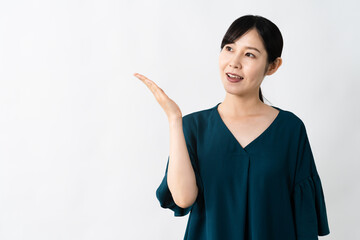 案内をする若い女性　ライフスタイルイメージ