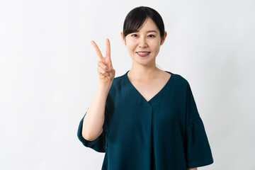 ピースサインをする若い女性　ライフスタイルイメージ