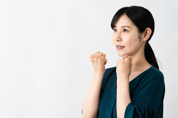 ガッツポーズをする若い女性　ライフスタイルイメージ