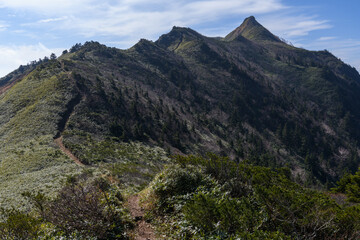 晩秋の剣ヶ峰山と登山道