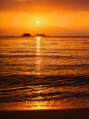 黄金色に染まる富山湾と虻ガ島に昇る太陽