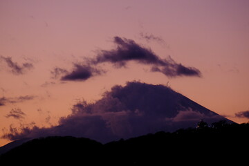 夕暮れ時に雲がかかった富士山