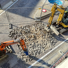 Ruspa nel cantiere edile in primavera