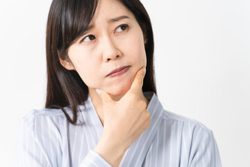 不安気な表情の若い女性　ビジネスイメージ