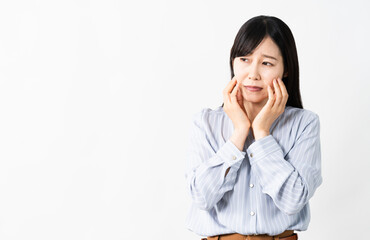 ショックで不安になる若い女性　ライフスタイルイメージ