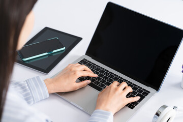 ノートパソコンを使う若い女性　ライフスタイルイメージ