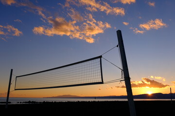 朝焼けに照らされたバレーのネット