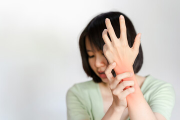 A woman sprained her wrist from office syndrome.