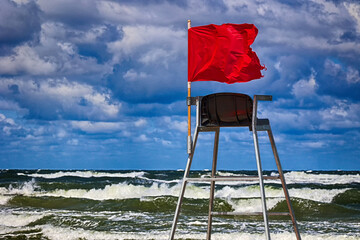 Czerwona flaga Zakaz kąpieli czerwona flaga i ratownicy na posterunku. - obrazy, fototapety, plakaty