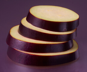 Auberginen Stapel auf violettem Fond