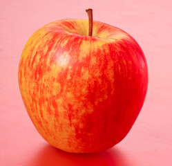 Gelb Roter Apfel auf rotem Fond