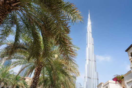 DUBAI, VEREINIGTE ARABISCHE EMIRATE - 16.02.2023: Aussicht auf den Wolkenkratzer Burj Khalifa mit Palast Hotel und Hochhäusern von Emaar in Downtown Dubai, VAE