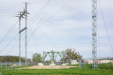 Baustelle f&uuml;r einen neuen Strommast in einer bestehenden Stromleitung