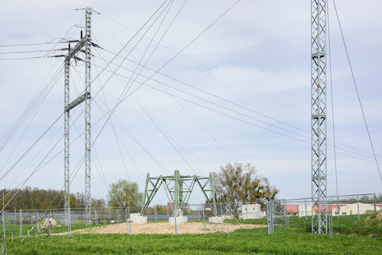 Baustelle für einen neuen Strommast in einer bestehenden Stromleitung
