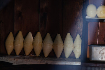 Bacówka w Rdzawce i okolice. Oscypki poukładane na drewnianej półce. © rogozinski