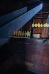 Bacówka w Rdzawce i okolice. Promienie słońca przedostające się przez drewniane deski chaty.  © rogozinski