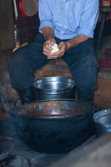 Bacówka w Rdzawce i okolice. Osoba wyrabiająca oscypki. 