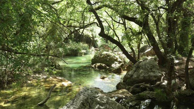 Sillans la cascade en Provence. la cascade se jette dans des bassins de couleur turquoise et &eacute;meraude. L'eau coule ensuite dans de petits bassins en faisant des mini cascades.