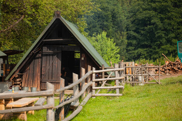 Bac&oacute;wka w Lipnicy Wielkiej i okolice. Drewniana ogrodzona chata pośr&oacute;d drzew.