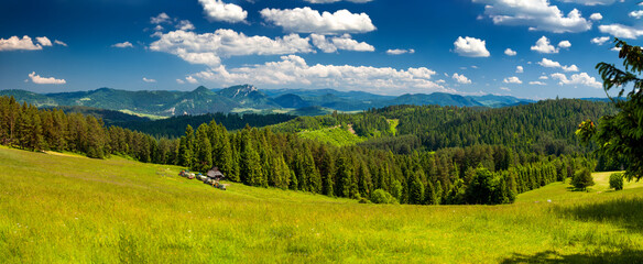 Bacówka nad Kacwinem i okolice. Panorama pięknych pól i lasów na tle gór i błękitnego nieba.  © rogozinski