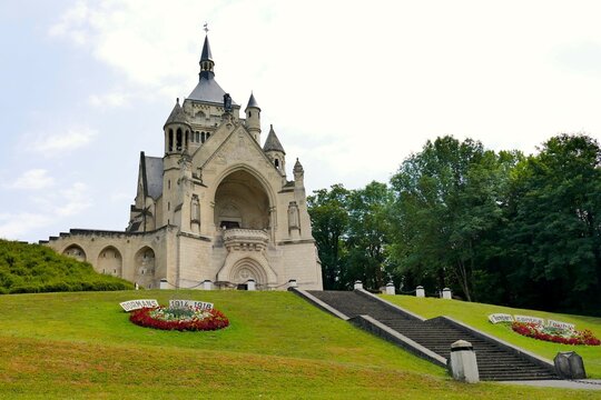 Le m&eacute;morial des batailles de la Marne dans le parc du ch&acirc;teau de Dormans dans la Marne