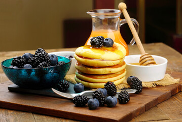 Pancake con succo di arancia,frutti di bosco e miele
