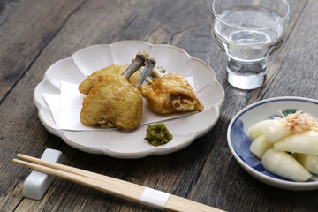 fried chicken wings with crispy skin, Japanese cuisine