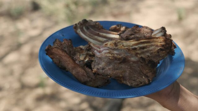 Chivo asado servido en plato desechable, comida t&iacute;pica de la Guajira, Colombia.