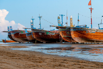 Fototapeta premium Sunset view with cloudy sky at Gadani Beach with dhow boat
