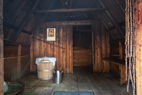 Bacówka w Czerwiennem. Wnętrze góralskiej, drewnianej chaty.