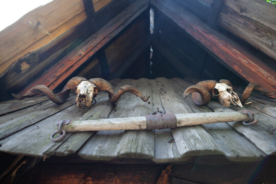 Bacówka w Czerwiennem. Ciekawa architektura na dachu drewnianej chaty góralskiej. 