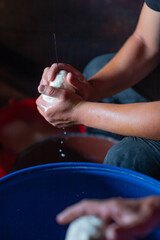 Bacówka w Leśnicy i okolice. Mężczyzna trzymający ser w dłoniach.  © rogozinski