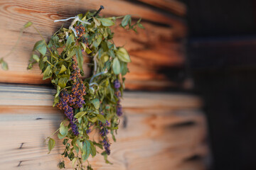 Bacówka w Gliczarowie Górnym. Zielona roślina powieszona na drewnianej ścianie. 