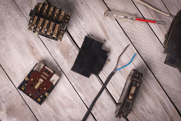 Several circuit breakers and a thermal relay on the table.