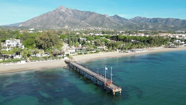 embarcadero en una playa de la ciudad de Marbella en la Costa del Sol, Espa&ntilde;a