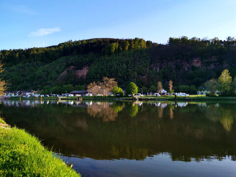 Der Fluss Main bei der Stadt Miltenberg zwischen Spessart und Odenwald in Deutschland