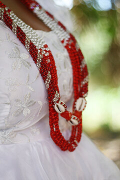 Tipico colar de missangas s&iacute;mbolo do orix&aacute; na religi&atilde;o afro, usado na umbanda como representa&ccedil;&atilde;o sobre vestido branco de renda em ritual de f&eacute;
