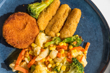 vegetarische Kost mit Camembert, Mozzarella und Gemüse