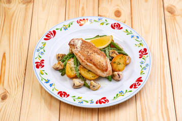 baked potato with chicken and sauce